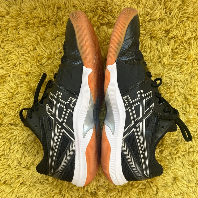 asics(アシックス)の【専用】ASICS  バドミントン　ほぼ未使用27cm GEL-BLADE8 黒 スポーツ/アウトドアのスポーツ/アウトドア その他(バドミントン)の商品写真