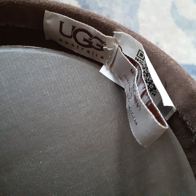 UGG(アグ)のUGG トスカーナムートン　イヤーマフラー　焦げ茶色　新品未使用　箱入り レディースの帽子(その他)の商品写真