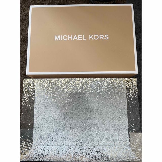 Michael Kors(マイケルコース)の⭐️マイケルコース 空箱⭐️フォロー割対象商品 インテリア/住まい/日用品のオフィス用品(ラッピング/包装)の商品写真