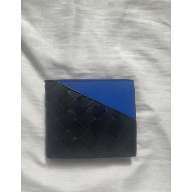 Bottega Veneta(ボッテガヴェネタ)の【新品未使用】ボッテガヴェネタ 二つ折り財布　イントレチャート　ブラック/ブルー メンズのファッション小物(折り財布)の商品写真
