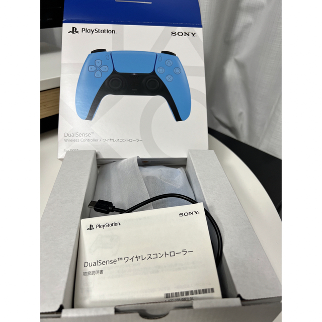 PlayStation(プレイステーション)の純正 ps5ワイヤレスコントローラー スターライト ブルー エンタメ/ホビーのゲームソフト/ゲーム機本体(その他)の商品写真