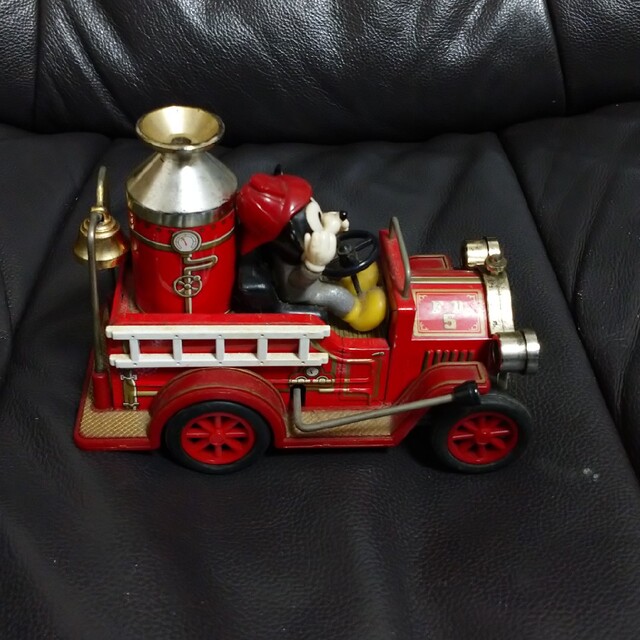 ディズニー　ミッキーマウス　消防車 エンタメ/ホビーのおもちゃ/ぬいぐるみ(キャラクターグッズ)の商品写真