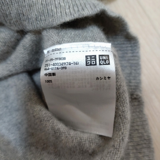 UNIQLO(ユニクロ)のUNIQLO ユニクロ　カシミヤ100% Vネックセーター　グレー　S レディースのトップス(ニット/セーター)の商品写真