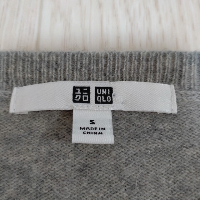 UNIQLO(ユニクロ)のUNIQLO ユニクロ　カシミヤ100% Vネックセーター　グレー　S レディースのトップス(ニット/セーター)の商品写真