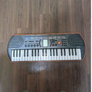 カシオ(CASIO)のCASIO 44ミニ鍵盤 電子キーボード SA-76 ブラック&オレンジ(電子ピアノ)