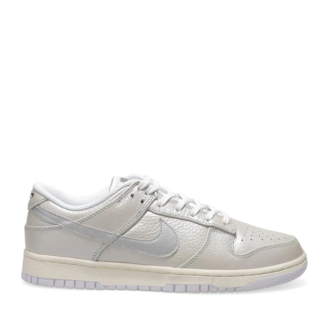 NIKE(ナイキ)の【新品未使用】NIKE DUNK LOW SE METALLIC SILVER メンズの靴/シューズ(スニーカー)の商品写真