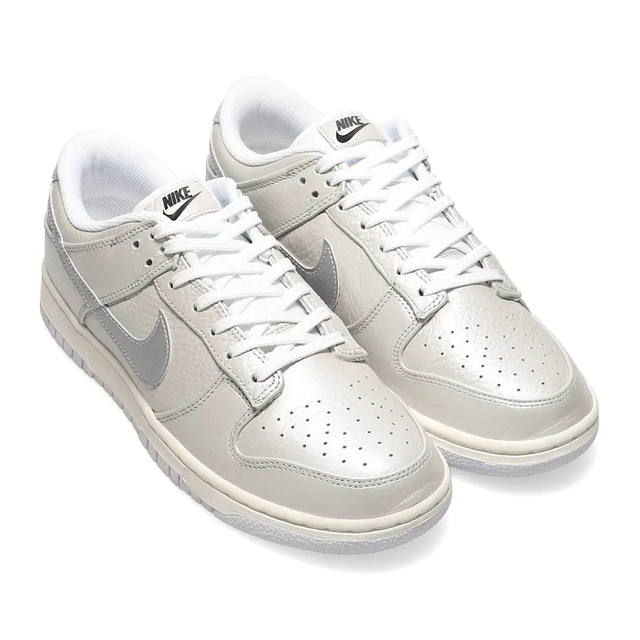 NIKE(ナイキ)の【新品未使用】NIKE DUNK LOW SE METALLIC SILVER メンズの靴/シューズ(スニーカー)の商品写真