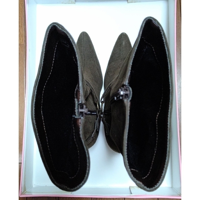 ポインテッドトゥ　エコスエードフリンジ付きベルト　ピンヒールブーツ　カーキ　M レディースの靴/シューズ(ブーツ)の商品写真