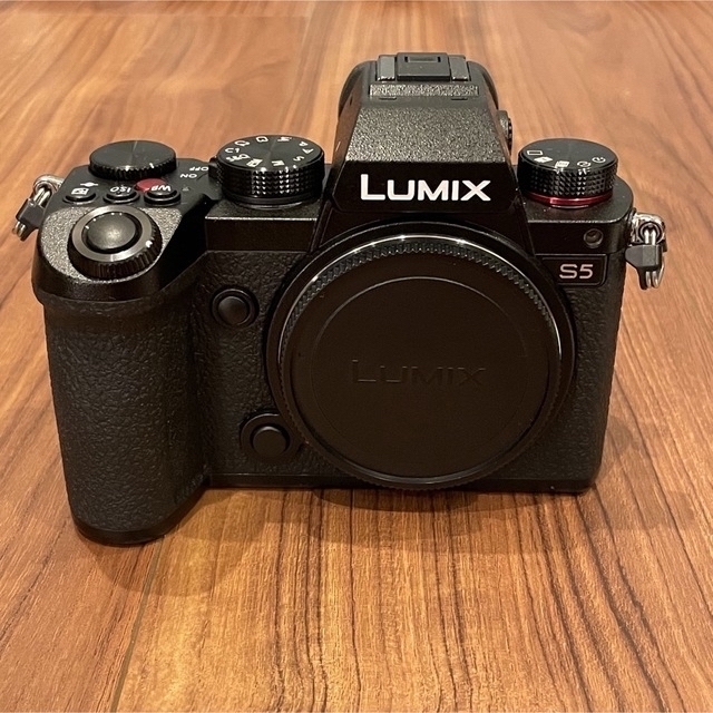 Panasonic(パナソニック)のパナソニック LUMIX DC-S5 ボディ 【シャッター数:784回】 スマホ/家電/カメラのカメラ(ミラーレス一眼)の商品写真