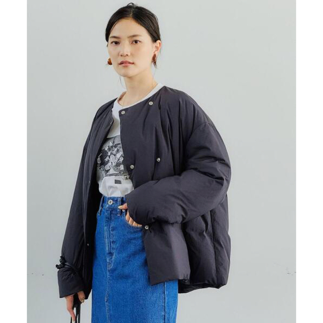 UNITED ARROWS green label relaxing(ユナイテッドアローズグリーンレーベルリラクシング)の美品　ステッチ レス ノーカラー ダウン コート -撥水- レディースのジャケット/アウター(ダウンコート)の商品写真