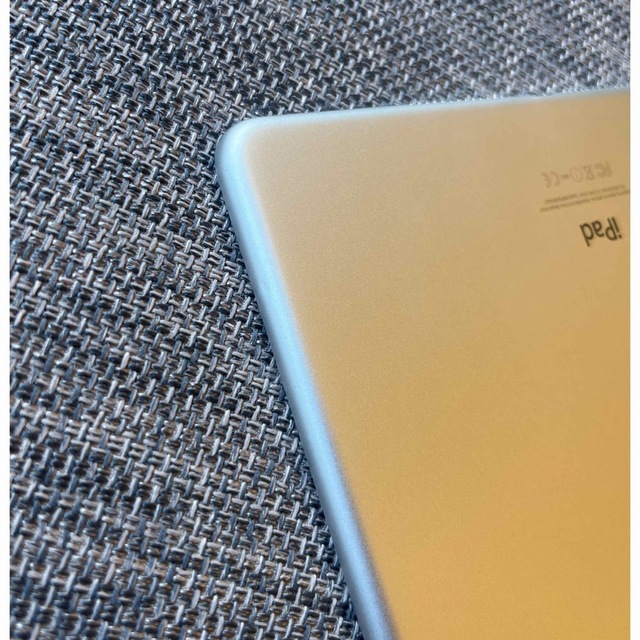 Apple(アップル)のiPad Air2 Wifi Cellularモデル 32GB MNVQ2J/A スマホ/家電/カメラのスマートフォン/携帯電話(スマートフォン本体)の商品写真