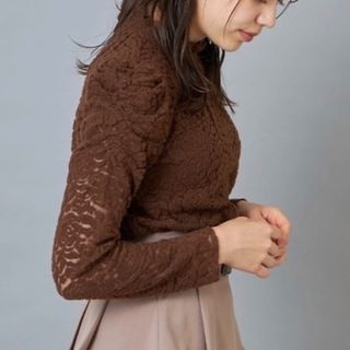 トッコクローゼット(TOCCO closet)の【新品】トッコ クローゼット 起毛レースパワショルプチフリルハイネックトップス茶(シャツ/ブラウス(長袖/七分))