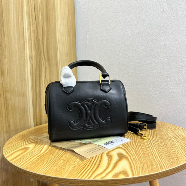 大人も着やすいシンプルファッション celine スムースカーフスキン