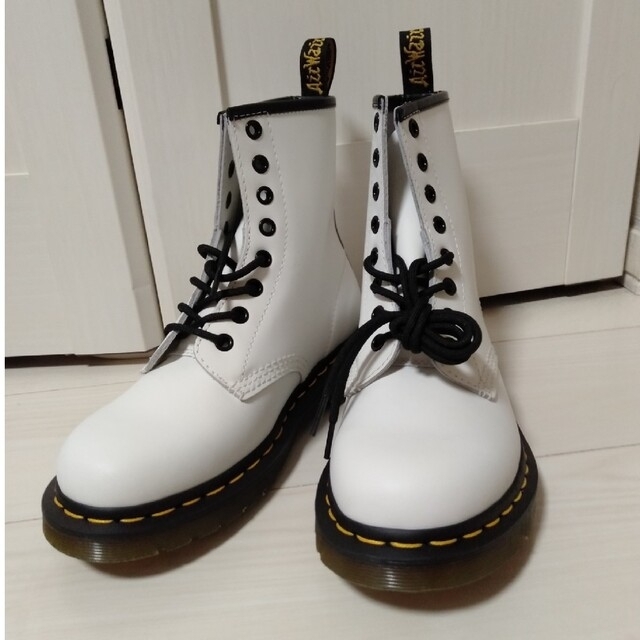 Dr.Martens(ドクターマーチン)のドクターマーチン　ホワイト　８ホール　本革　ブーツ レディースの靴/シューズ(ブーツ)の商品写真