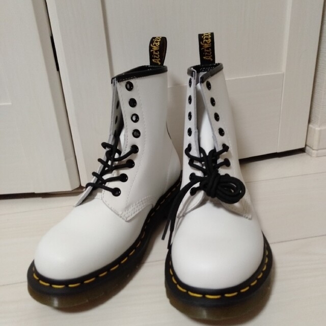 Dr.Martens(ドクターマーチン)のドクターマーチン　ホワイト　８ホール　本革　ブーツ レディースの靴/シューズ(ブーツ)の商品写真