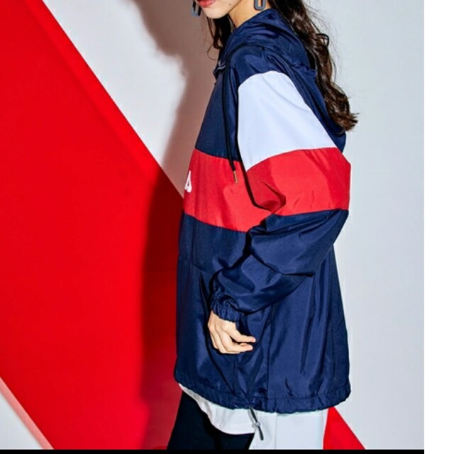 FILA(フィラ)の新品未使用タグ付きFILAナイロンパーカーS〜Mネイビー系 レディースのジャケット/アウター(ナイロンジャケット)の商品写真