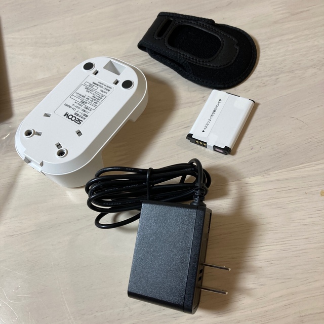 ココセコム　充電器　バッテリー スマホ/家電/カメラのスマートフォン/携帯電話(バッテリー/充電器)の商品写真