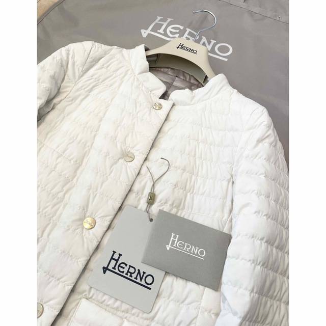 HERNO - 美品 ヘルノ クラウディア ホワイト 超軽量リバーシブル HERNO - 美品 ヘルノ クラウディア ホワイト 超軽量リバーシブル