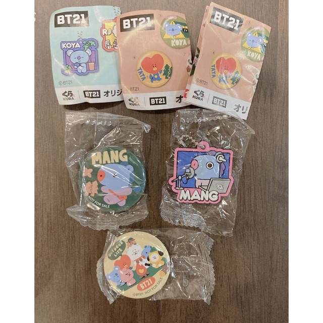 BT21(ビーティーイシビル)のくら寿司　BT21 びっくらぽん　ラバーマスコット&缶バッジ エンタメ/ホビーのタレントグッズ(アイドルグッズ)の商品写真