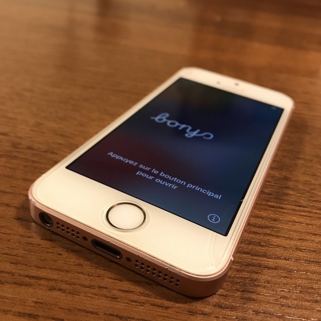 iPhone(アイフォーン)のiPhone SE 第一世代　ローズゴールド スマホ/家電/カメラのスマートフォン/携帯電話(スマートフォン本体)の商品写真