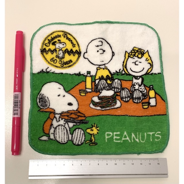 SNOOPY(スヌーピー)の未使用 PEANUTS スヌーピー ミニハンカチまとめ売り 2枚 16cmくらい エンタメ/ホビーのアニメグッズ(タオル)の商品写真