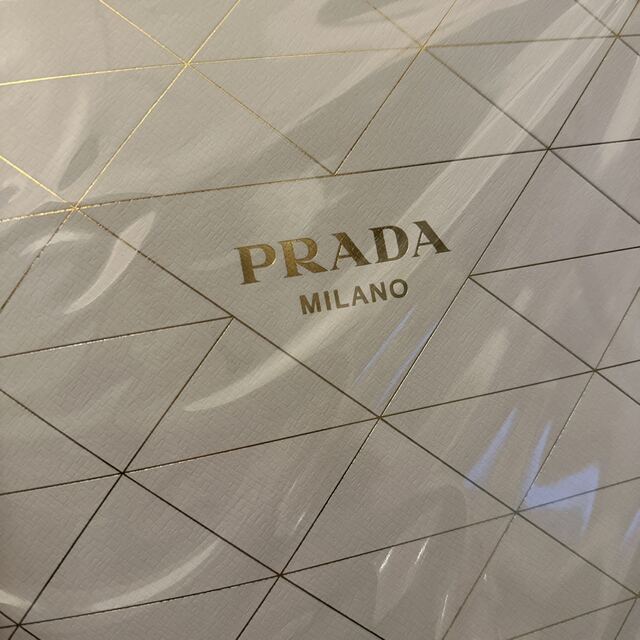 PRADA(プラダ)のプラダ　雑誌　新品未開封 インテリア/住まい/日用品のインテリア/住まい/日用品 その他(その他)の商品写真