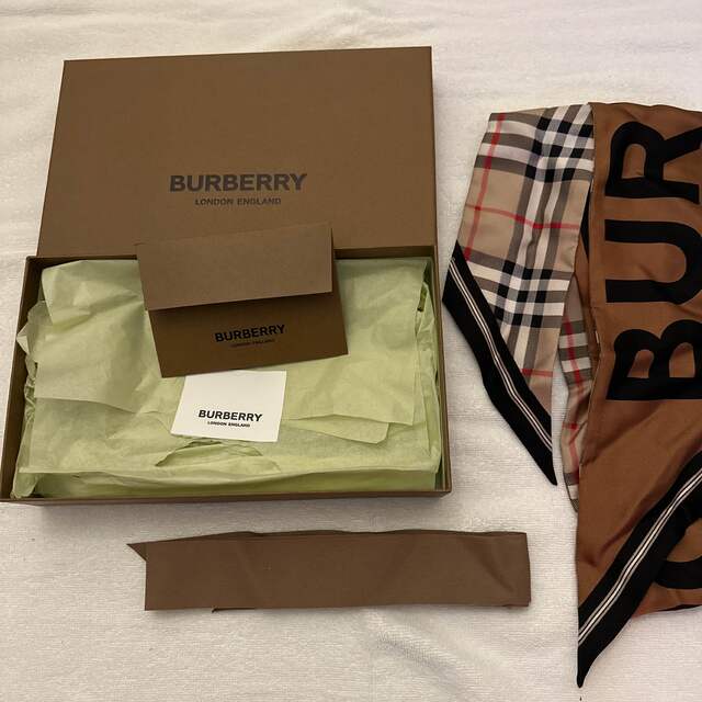 BURBERRY(バーバリー)のバーバリー　スカーフ　新品 レディースのファッション小物(バンダナ/スカーフ)の商品写真