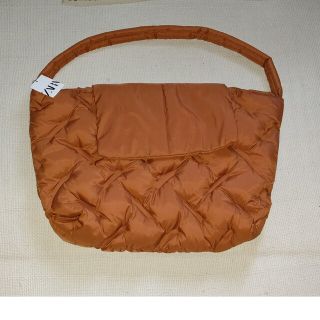 ザラ(ZARA)の新品未使用☆ZARA☆メンズ☆パデットショルダーバッグ☆ブラウン(ショルダーバッグ)