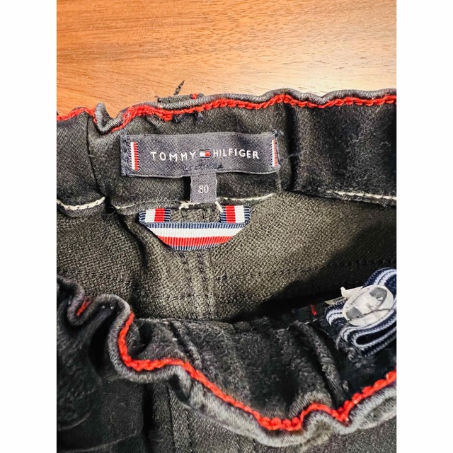 TOMMY HILFIGER(トミーヒルフィガー)のトミー　ブラックデニム　80 キッズ/ベビー/マタニティのベビー服(~85cm)(パンツ)の商品写真