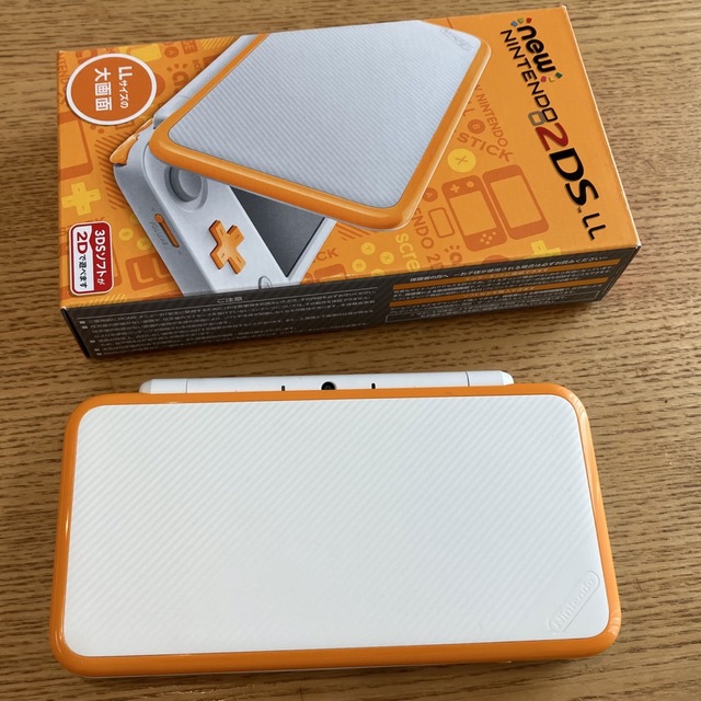 ニンテンドー2DS(ニンテンドー2DS)のニンテンドー 2DS LL ホワイト/オレンジ　おまけ付き エンタメ/ホビーのゲームソフト/ゲーム機本体(携帯用ゲーム機本体)の商品写真