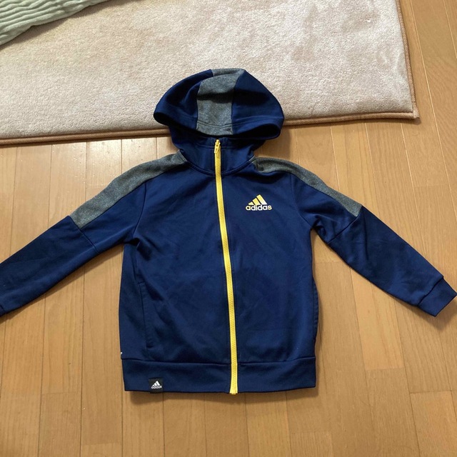 adidas(アディダス)のアディダス130パーカー キッズ/ベビー/マタニティのキッズ服男の子用(90cm~)(ジャケット/上着)の商品写真