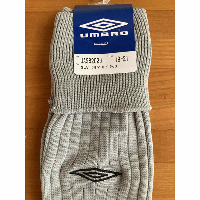 UMBRO(アンブロ)のアンブロ　新品サッカーストッキング　19-21cm グレー スポーツ/アウトドアのサッカー/フットサル(ウェア)の商品写真