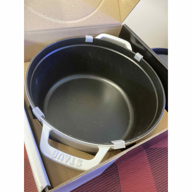 STAUB(ストウブ)のストウブ ココット 26cm ホワイト 希少 新品未使用 インテリア/住まい/日用品のキッチン/食器(鍋/フライパン)の商品写真