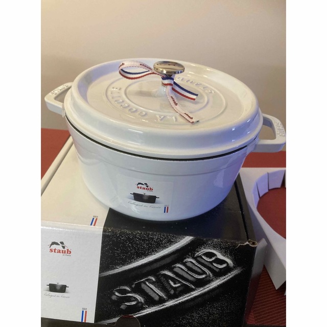 STAUB(ストウブ)のストウブ　ココット　24cm 希少　ホワイト　新品未使用 インテリア/住まい/日用品のキッチン/食器(鍋/フライパン)の商品写真