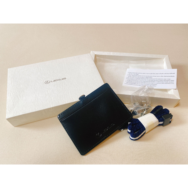 トヨタ(トヨタ)の【新品】LEXUS IDカードケース　ネックストラップ レディースのファッション小物(パスケース/IDカードホルダー)の商品写真