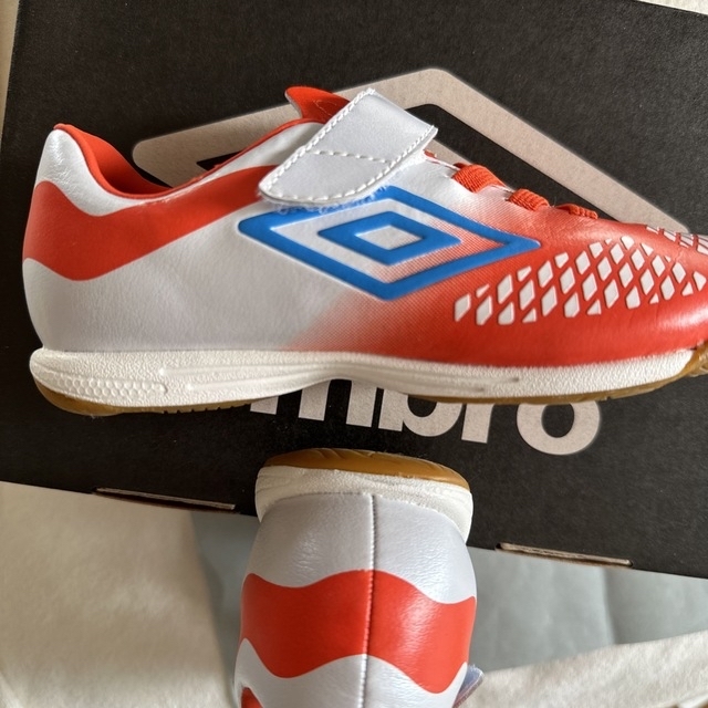 UMBRO(アンブロ)のumbro  サッカー シューズ　17cm  16cm  2足で2040円 キッズ/ベビー/マタニティのキッズ靴/シューズ(15cm~)(スニーカー)の商品写真