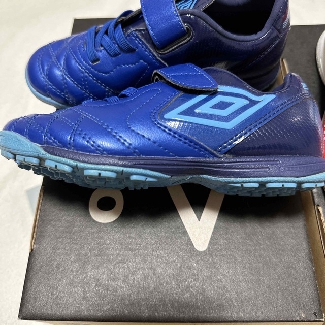 UMBRO(アンブロ)のumbro  サッカー シューズ　17cm  16cm  2足で2040円 キッズ/ベビー/マタニティのキッズ靴/シューズ(15cm~)(スニーカー)の商品写真