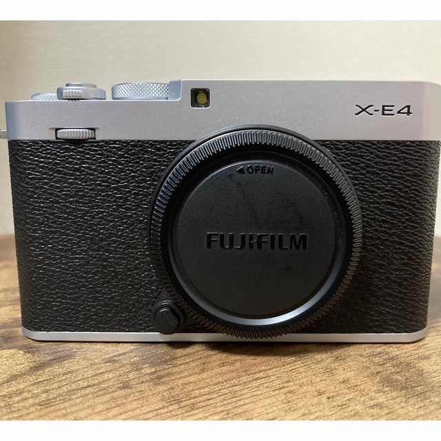 富士フイルム(フジフイルム)の【中古品】富士フイルム　ミラーレスデジタルカメラX-E4 スマホ/家電/カメラのカメラ(ミラーレス一眼)の商品写真