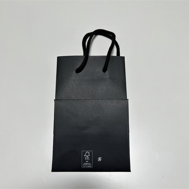 shu uemura(シュウウエムラ)のshu uemura　紙袋 レディースのバッグ(ショップ袋)の商品写真