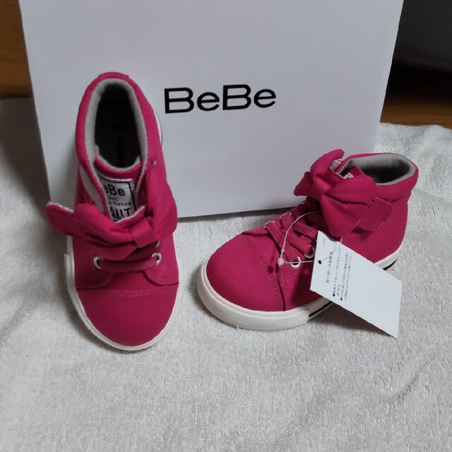 新品BeBe 濃い鮮やかピンク色リボン付きスニーカー15cm