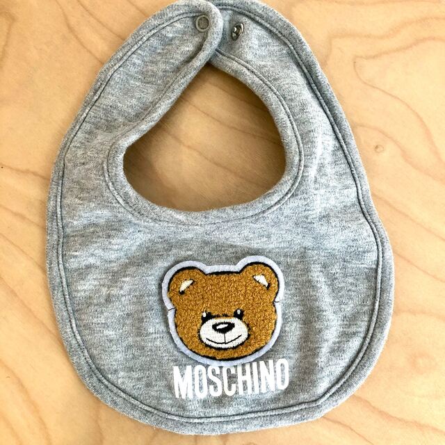 MOSCHINO(モスキーノ)のモスキーノ　MOSCHINO くま　立体　刺繍　アップリケ　ロゴ　スタイ キッズ/ベビー/マタニティのこども用ファッション小物(ベビースタイ/よだれかけ)の商品写真