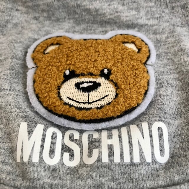 MOSCHINO(モスキーノ)のモスキーノ　MOSCHINO くま　立体　刺繍　アップリケ　ロゴ　スタイ キッズ/ベビー/マタニティのこども用ファッション小物(ベビースタイ/よだれかけ)の商品写真