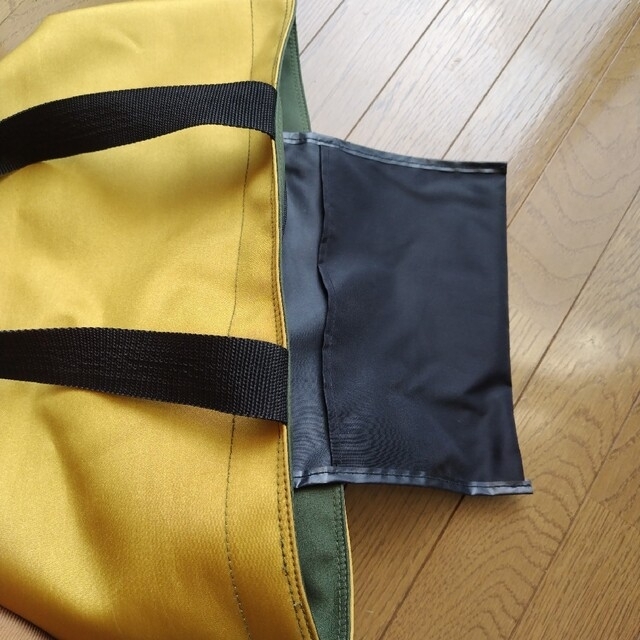 マスタードイエロー　×ダークグリーン　ビッグトートバッグ　ポケットジップ付 レディースのバッグ(トートバッグ)の商品写真