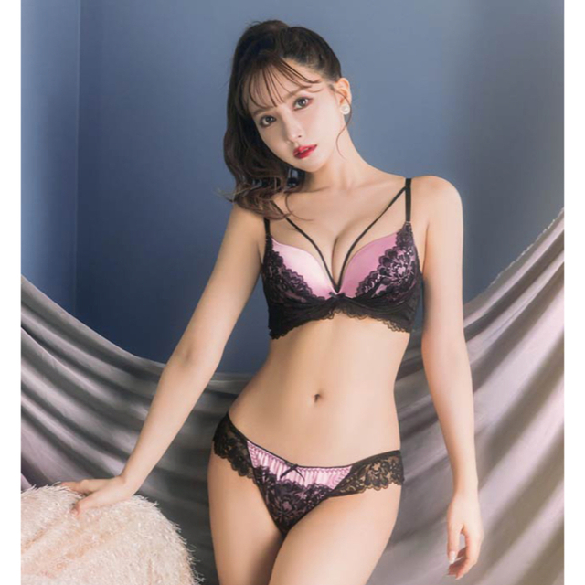 セクシーで可愛い✨♥️マカロニコードサテンブラTバックセット(ピンク) レディースの下着/アンダーウェア(ブラ&ショーツセット)の商品写真