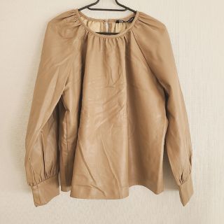 ザラ(ZARA)の【かず様】  ザラ フェイクレザー トップス ベージュ  M(シャツ/ブラウス(長袖/七分))