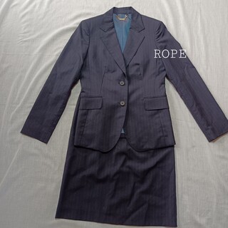 ロペ(ROPE’)の高級　ROPE　スカートスーツ　ウール素材　ストライプ　メタルタグ　美品(スーツ)