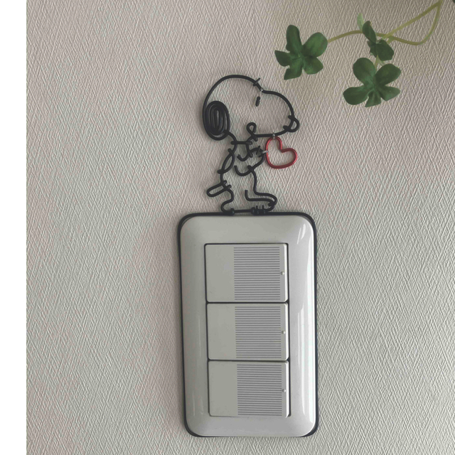 SNOOPY(スヌーピー)のハンドメイド　スヌーピー　スイッチカバー　ワイヤークラフト  ハンドメイドのインテリア/家具(インテリア雑貨)の商品写真