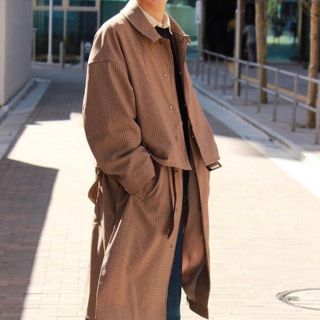 ヨーク(YOKE)のWAY BAL COLLAR SHARE COAT beige check(ステンカラーコート)