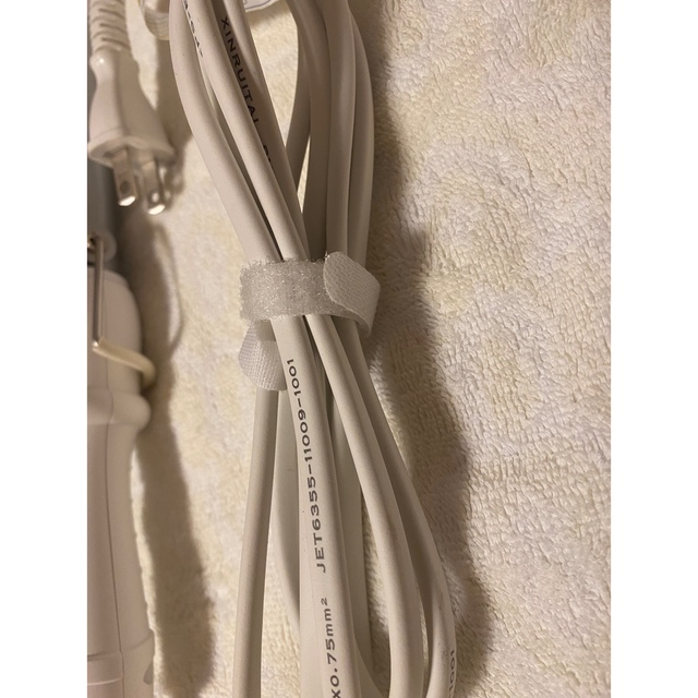 サロニア ミニ セラミック カールヘアアイロン ホワイト 耐熱ポーチ付き25mm スマホ/家電/カメラの美容/健康(ヘアアイロン)の商品写真