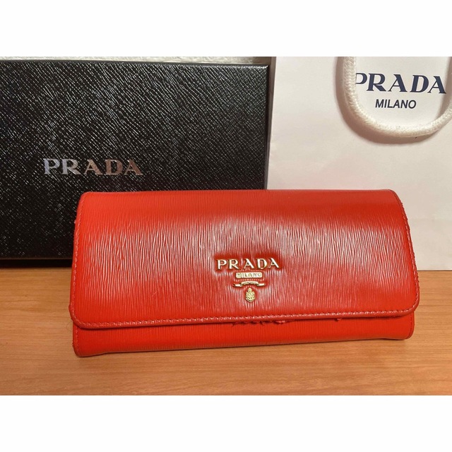 PRADA(プラダ)のプラダ　長財布　赤 レディースのファッション小物(財布)の商品写真